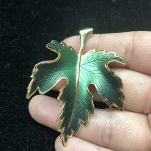 Unmarked gold enamel leaf brooch. Vintage!